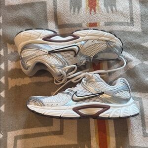 Nike White and Gray V5 RNR Athletic Shoes